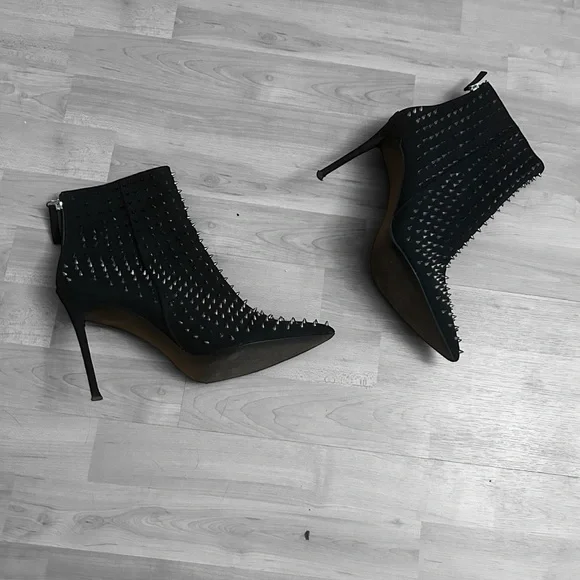 Steve Madden Virtuous-S Black Spiked Stiletto Heels Size 10M - Picture 2 of 7